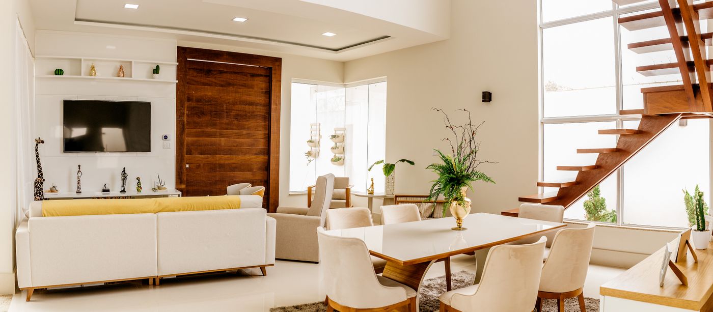 Sala residencial integrada e iluminada, referência ilustrativa de reforma