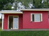 023 Casa de alvenaria, em terreno aclive