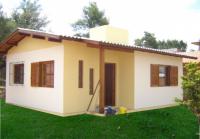 30 Casa de alvenaria, com torre de caixa d'agua